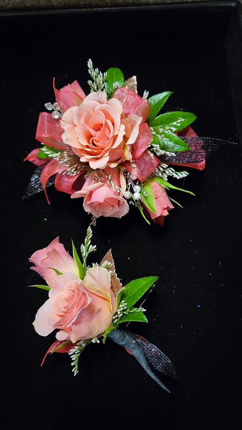 Coral Corsage, Corsage Prom, Floral Trends, Corsage Wedding, Wrist Corsage, Champagne Wedding, Spray Roses, Girly Girl, Flower Girl