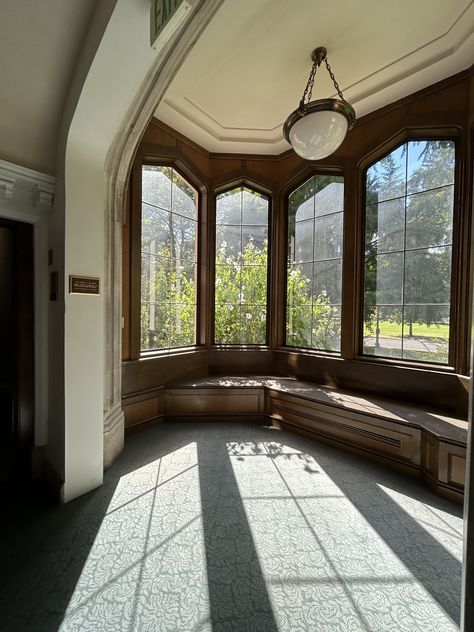 Reed college library dark academia sun room bay window aesthetic bench Reed College Aesthetic, Bay Window Aesthetic, Aesthetic Bench, Library Dark Academia, Library Dark, Reed College, Window Aesthetic, College Library, College Aesthetic