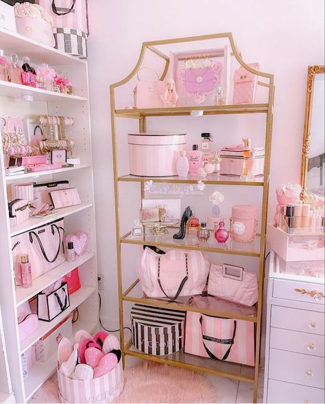 Pink Makeup Room Ideas, Pink And Gold Closet, Pink Girly House, Pink Makeup Room, Pink Dressing Room, Barbie Bedroom Ideas, Pink Beauty Room, Barbie Bedroom, Pink Closet