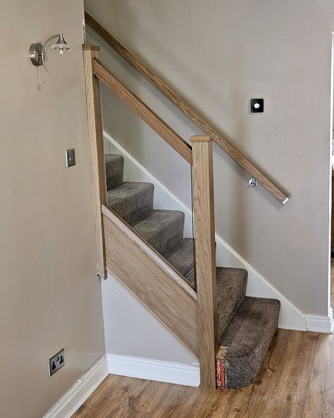 A new glass balustrade for this house using light oak. Before and After. Great change, modern and elegant 👌🏼 #staircasebanisters #glassbalustrades #staircaserenovation #beforeandafter Stair Bannister Ideas, Oak And Glass Staircase With Carpet, Glass Banister Landing, Stairs Glass Balustrade, Timber Batten Stair Balustrade, Stair Bannister, Bannister Ideas, Oak Staircase With Glass Balustrade, Cosy Cottage