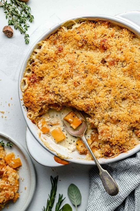 A new holiday dinner staple: Cheesy Butternut Squash Gratin! Melt-in-your-mouth creamy & tender butternut squash is infused with onion & sage then topped with melty smoked gouda & perfectly toasted herbed breadcrumbs. The ultimate holiday dinner bite. Squash au gratin is easy to make, & it's a show-stopping & indulgent side dish, perfect for Thanksgiving, Friendsgiving, Christmas, or any winter comfort food dinner! #butternutsquashrecipes #augratin #gratin #thanksgivingsidedi Butternut Squash Au Gratin, Maple Glazed Ham Recipes, Cheesy Butternut Squash, Squash Au Gratin, Southwest Pasta Salad, Squash Gratin, Butternut Squash Gratin, Holiday Dinner Menu, Winter Side Dishes