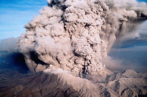 Learn About the 1991 Mount Pinatubo Volcanic Eruption Kamchatka Peninsula, Mt Pinatubo, Volcano Pictures, Mount Pinatubo, Magma Chamber, Pyroclastic Flow, Subic Bay, Ocean Science, Volcanic Ash