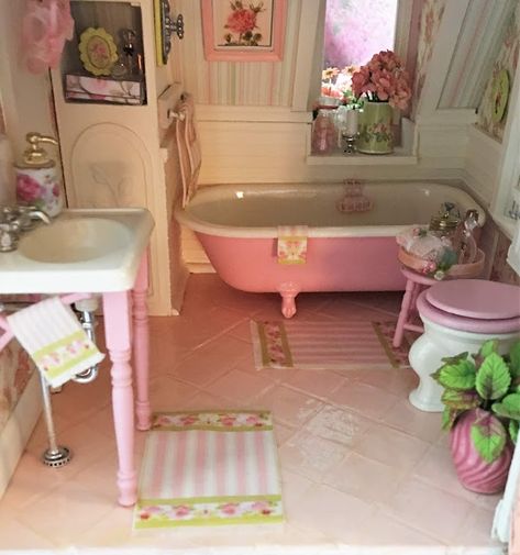 Doll House Bathroom, Baños Shabby Chic, Granny Pods, Styl Shabby Chic, Shabby Chic Home, Storybook Cottage, Cottage Bathroom, Shabby Chic Bathroom, Chic Bathrooms