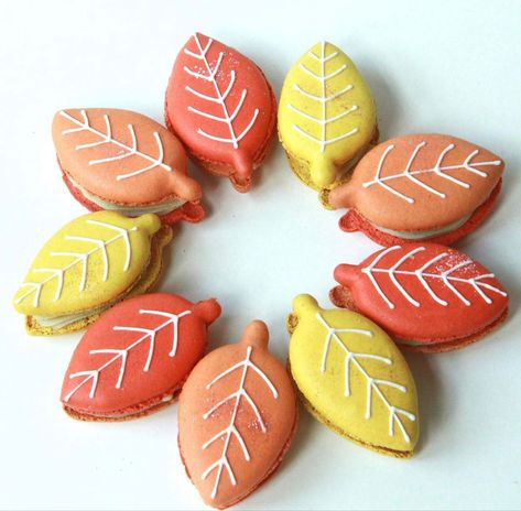 Thanksgiving Macarons Designs, Acorn Macarons, Woodland Macarons, Fall Bakery Treats, Sunflower Macarons, Frog Macarons, Autumn Macarons, Thanksgiving Macarons, Fancy Macarons