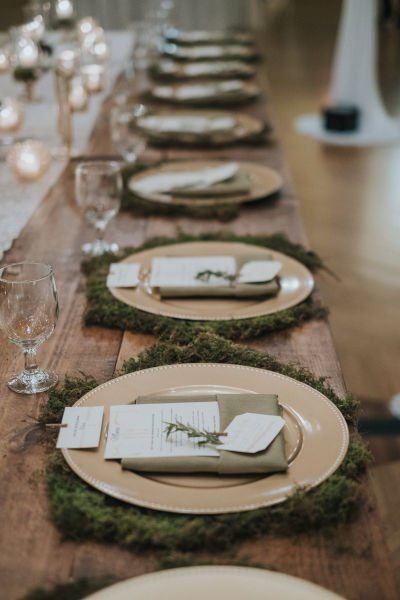 Winter wedding place setting idea - mossy placemats with cinnamon and greenery  {Uttke Photography & Design} Wedding Plate Setting, Place Setting Inspiration, Treehouse Wedding, Winter Wedding Planning, Winter Tablescapes, Rustic Winter Wedding, January Wedding, Boda Mexicana, Wedding Plates