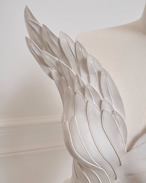 Givenchy Feather Corset, Givenchy Haute Couture, Wearable Art Fashion, Garment Details, Level Design, Designer Drapes, Favorite Holiday, Wearable Art, Givenchy