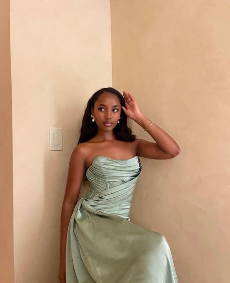 Homecoming Dresses Yellow, Brown Prom Dresses, Champagne Homecoming Dresses, Yellow Homecoming Dresses, Birthday Poses, Ashley Banks, Dress Black Women, Strapless Ball Gown, Orange Prom Dresses