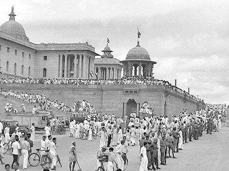 people from different walks of life are seen at the Raisina Hills in New Delhi to celebrate the first Independence Day of India on August 15, 1947. India Mulk Raj Anand, 1947 India, 15 August 1947, Chennai Metro, Independence Day Of India, Apollo 11 Mission, Independence Day India, Dust Bowl, Buzz Aldrin