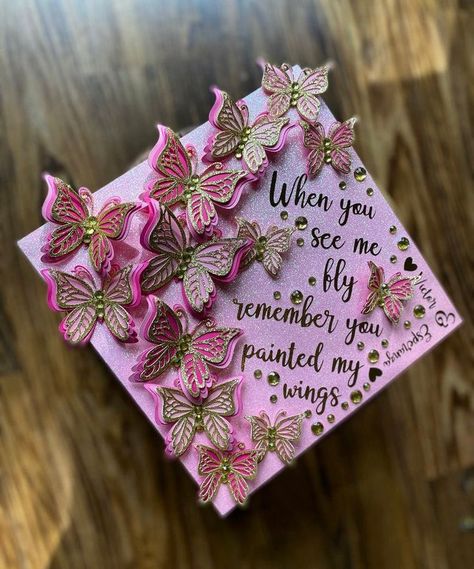 Butterfly Graduation Cap, Pink Graduation Cap, Nurse Graduation Cap Designs, Floral Graduation Cap, Creative Graduation Caps, Graduation Cap Ideas, Topper Floral, Nurse Graduation Cap, Pink Graduation