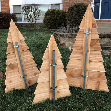 Palette Christmas Tree, Christmas Tree Recycled, Wooden Pallet Christmas Tree, Tree Farm Ideas, Pallet Christmas Trees, Christmas Decor Projects, Christmas Tree Patterns, Wooden Xmas Trees, Brown Christmas Tree