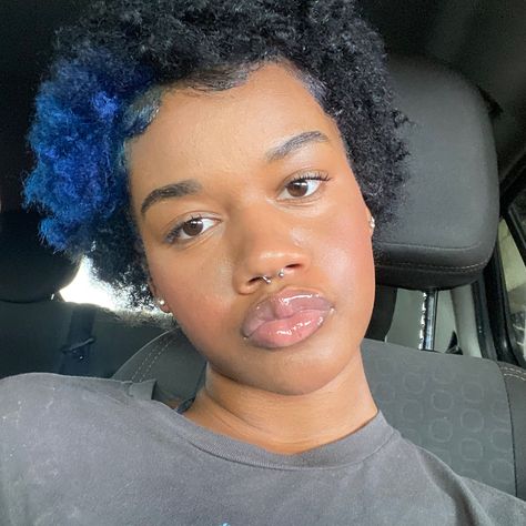 Short Curly Blue Hair Black Women, Blue Twa Natural Hair, Skunk Stripe On Natural Hair 4c, Black Hair Blue Skunk Stripe, Skunk Stripe Short Natural Hair, Short Blue Hair Black Women, Dark Blue Skunk Stripe Hair, Skunk Stripe Hair Blue, Reverse Skunk Stripe Hair