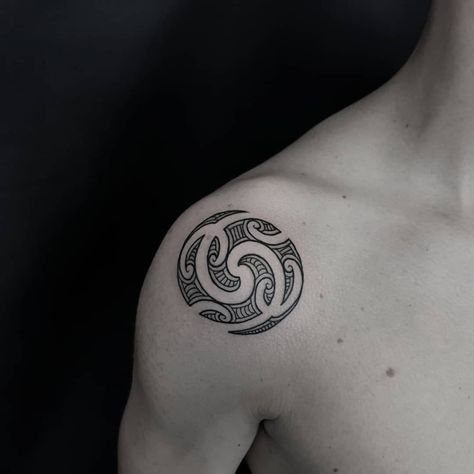 Mauri Small Tattoo, Minimalist Shoulder Tattoo Men, Koru Tattoo Maori, Shoulder Circle Tattoo, Circle Tattoo Shoulder, Small Maori Tattoo, Small Polynesian Tattoo, Kiwiana Tattoo, Tattoo Ideas Female Finger