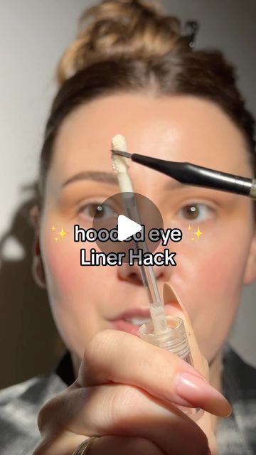 Rose Siard on Instagram: "SAVE THIS liner hack for later❗️👏🏻 The way this glides over folds is going to be perfect for hooded eyes ✨ #makeuptips #makeuphacks" Wing Liner On Hooded Eyes, Night Out Makeup Hooded Eyes, Cat Eye Eyeliner Hooded Eyes, Smoky Eyes For Hooded Eyes, Glitter Makeup Hooded Eyes, Wing Eyeliner For Beginners Hooded Eyes, Liquid Liner For Hooded Eyes, Subtle Winged Eyeliner Tutorial, Fun Eyeliner For Hooded Eyes