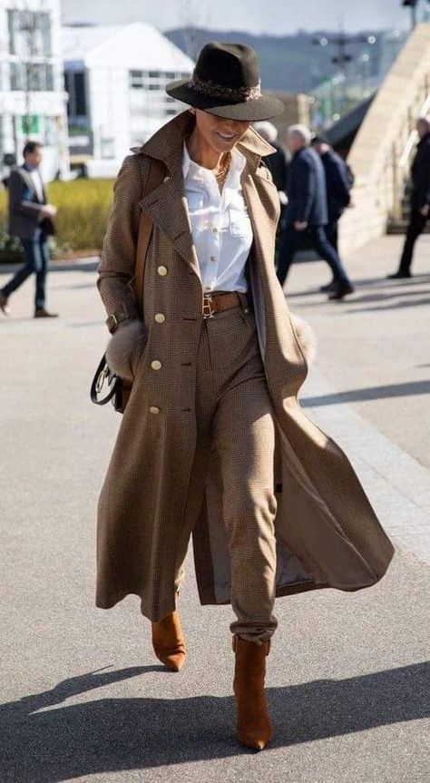 Mode Style Anglais, Countryside Fashion, Race Outfit, Tweed Outfit, Peg Trousers, Holland Cooper, Outfits With Hats, Country Outfits, Winter Looks