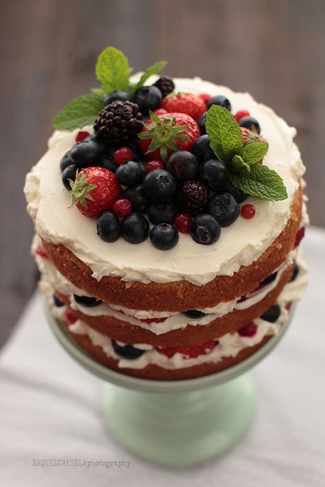 Red fruit naked cake Diy Wedding Desserts, Birthday Cake Pinterest, Charlotte Cake, Almond Granola, Cake Decorating For Beginners, Dessert Recipies, Diy Wedding Cake, Chocolate Wedding Cake