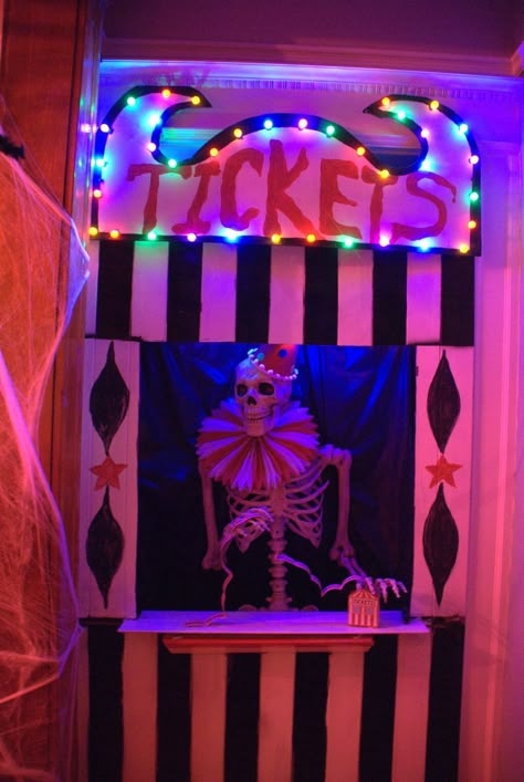 Carnival Booth Ideas, Clown Halloween Decorations, Halloween Cubicle, Clowns Halloween Decorations, Halloween Comics, Office Halloween Decorations, Halloween Camping, Office Halloween, Halloween Office