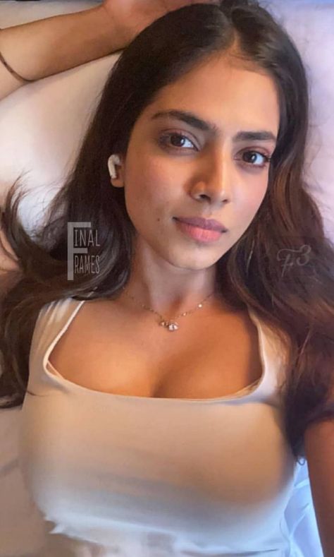 Malvika Mohanan, Malavika Mohanan, Mrunal Thakur, Indian Actors, Lovely Friends, Samantha Photos, Mexican Women, Friends Love, Beautiful Shorts