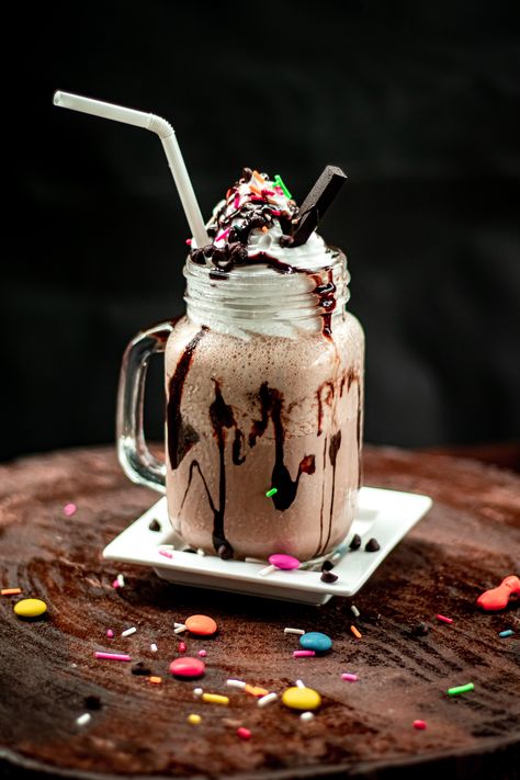 Chocolate Shake Photography, Milkshakes Photography, Milk Shake Photography, Milkshake Photoshoot, Milkshake Photography, Chocolate Smoothie Recipe, Milkshake Shop, Smoothie Chocolate, Monster Ice Cream