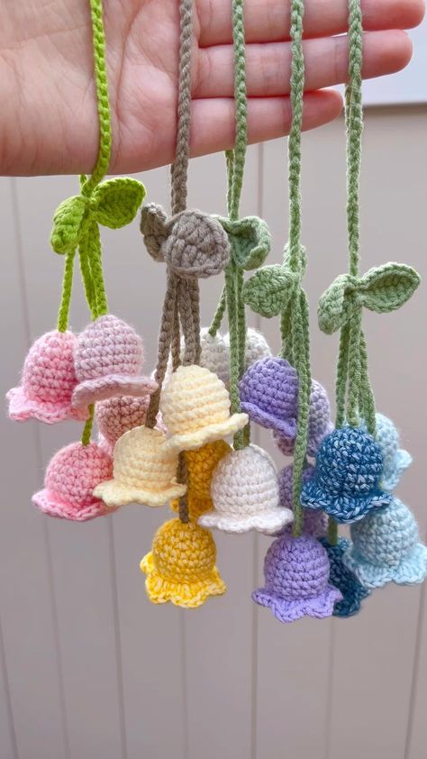 Crochet Dangling Flower, Really Simple Crochet Projects, Crochet Projects Gift Ideas, East Things To Crochet, Crochet Party Decor, Crochet Tiny Projects, Cute Things To Crochet Free Pattern, Cute Crochet Decorations, Monthly Crochet Projects