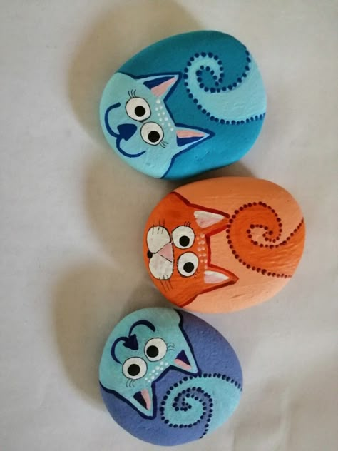 Painted Rock Cat, Cat Rock Painting, Beach Rocks Crafts, Rock Crafts Diy, Christmas Pebble Art, Garden Rock Art, Diy Rock Art, Painted Rock Animals, Stone Art Painting