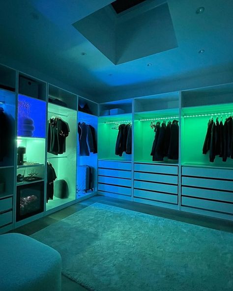 Walk-in closets that make you go “wow.” 😲 All it takes is a Philips Hue lightstrip (and a big enough closet, that is). Big Bedroom With Led Lights, Big Walk In Closet, Phillips Hue Lighting, Sneaker Wall, Phillips Hue, Led Closet, Closet Island, Hue Lights, Shoe Wall