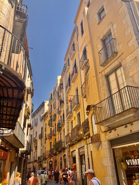 #girona #gironaaesthetic #costabrava #aesthetic #catalonia Girona Spain, Christmas Travel, Costa Brava, Pretty Places, Barcelona, Street View, Spain, Travel