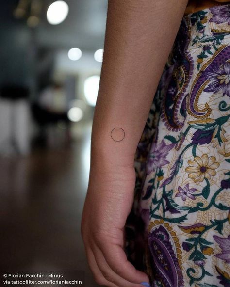 Small Circle Tattoo Placement, Tattoo Circle, Eclipse Tattoo, Small Star Tattoos, Cute Henna Tattoos, Petit Tattoo, Circle Tattoo, Circle Tattoos, Explore Tattoo