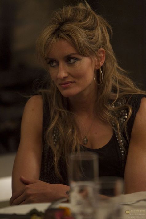 Karen often looked this way Californication Karen, Karen Californication, Long Blonde Hair Cuts, Natascha Mcelhone, Hair Png, Bohemian Hairstyles, Wedding Scene, Scene Hair, British Actresses