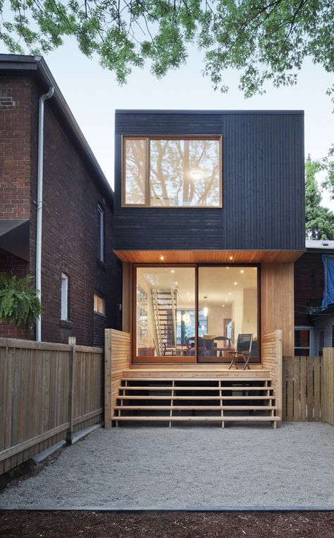 New Modern Housing In Downtown Toronto From MODERNest Breaks The Traditional Real Estate Rules : TreeHugger Small House Design Architecture, Toronto Houses, Glass Houses, Villa Maria, Modern Small House Design, Narrow House, Front House, Design Exterior, Shipping Container Homes