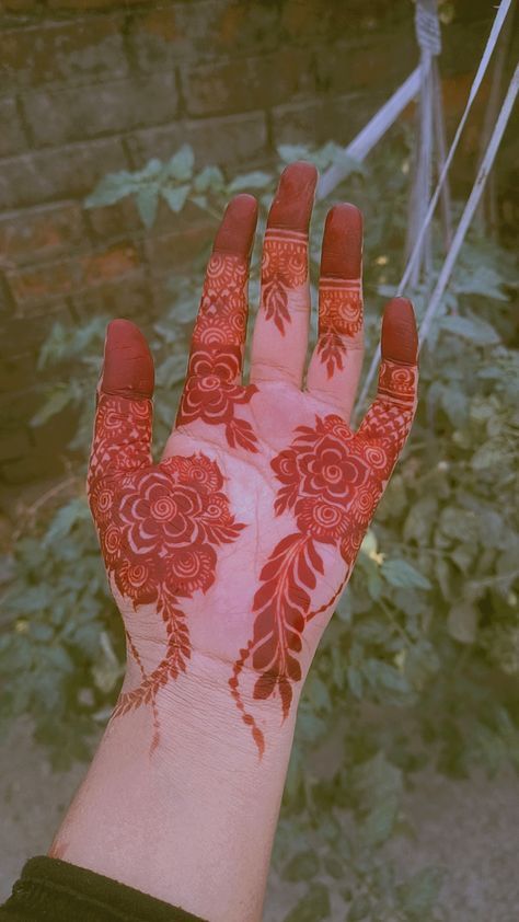 New Flower Mehndi Designs, Henna With Flowers, Patch Mehendi Designs, Flower Design Mehndi, Mehndi Flower Designs, Flower Mehandi Designs, Flower Mehendi Designs, Leaves Mehndi Design, Mehandi Flower