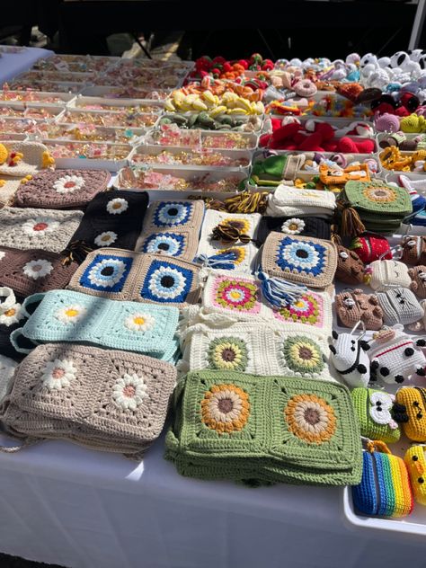 Crochet Vender Display, Crochet Store Display, Farmers Market Display Crochet, Market Set Up Ideas Crochet, Crochet Stall Display Ideas, Market Crochet Ideas, Crochet Market Stall, Crochet Templates, Crochet Booth