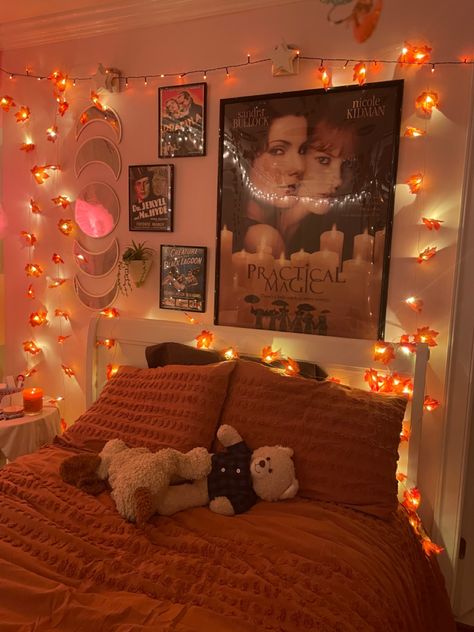 October Room Decor Aesthetic, Hollowed Room Decor, Halloween Aesthetic Rooms, Spooky Dorm Room, Small Room Fall Decor, Aesthetic Autumn Room Decor, Autumn Dresser Decor, Fall Themed Room Aesthetic, Fall Room Decor Ideas Aesthetic