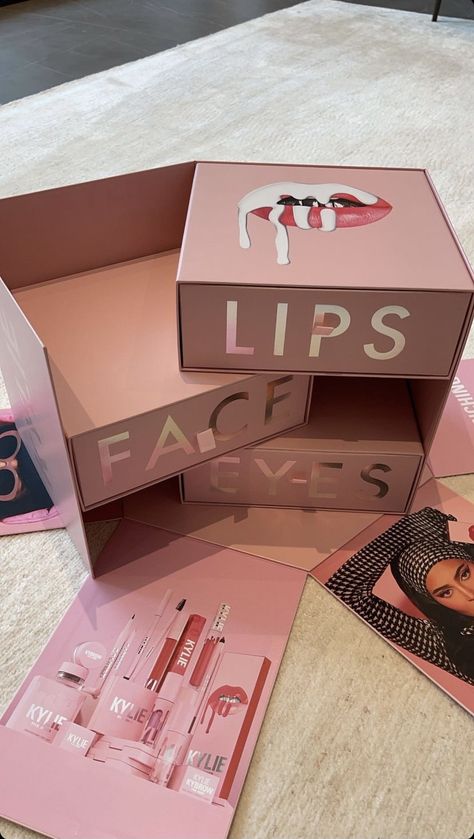 Luxury Makeup Packaging Design, Kylie Jenner Makeup Collection, Pr Boxes, Kylie Jenner Blonde, Evelyn Rose, Kylie Jenner Fotos, Penyimpanan Makeup, Sales Kit, Pr Kit