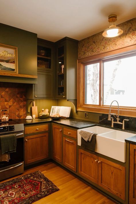 Paint Kitchen Walls, Green Painted Cabinets, A Good Wallpaper, Strip Wallpaper, It Wallpaper, Trendy Kitchen Design, Wallpaper And Paint, Kitchen Green, Warm Wood Tones