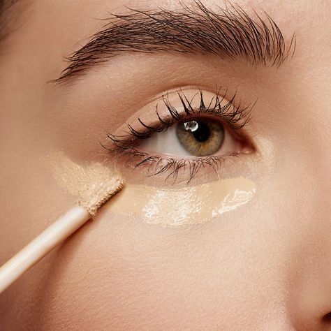 A Beauty Expert Tells Us The Secret To Cover Under Eye Bags And Puffiness Cover Under Eye Bags, Puffy Eyes Remedy, Reduce Eye Bags, Under Eye Makeup, Daily Makeup Routine, Makeup 101, Under Eye Puffiness, Face Makeup Tips, Skin Care Wrinkles