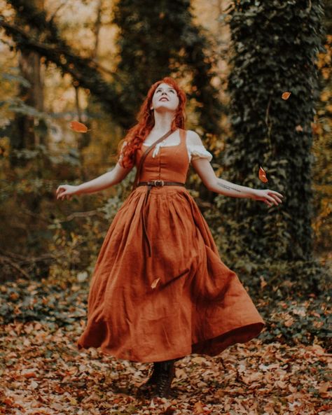 Rachel Maksy on Instagram: “Hello yes here are some photos where I wanted to soak in my last autumn in this backyard (🤯🤯🤯🤯) Aaaand also show off my new favorite dress…” Rachel Maksy Outfits, Rachel Maksy, Fire Witch, Autumn Cottagecore, Cottagecore Outfit, Fashion Moodboard, Cottagecore Outfits, Cottagecore Fashion, Retro Pin Up