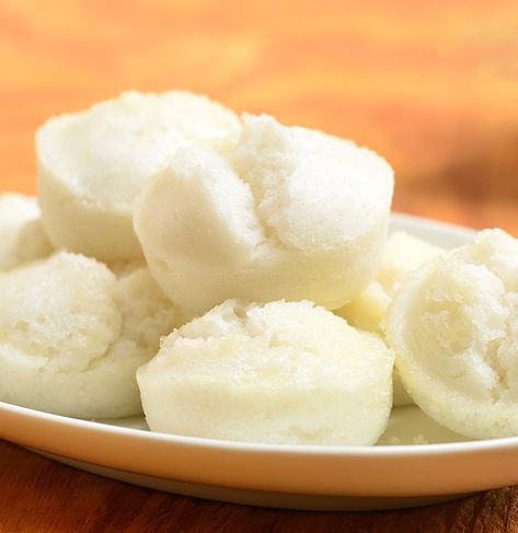 Putong Puti (Puto) - Filipino Steamed Rice Cakes Filipino Rice, Kawaling Pinoy, Pinoy Dessert, Steamed Rice Cake, Filipino Food Dessert, Filipino Food Recipes, Filipino Dessert, Pinoy Foods, Filipino Dish