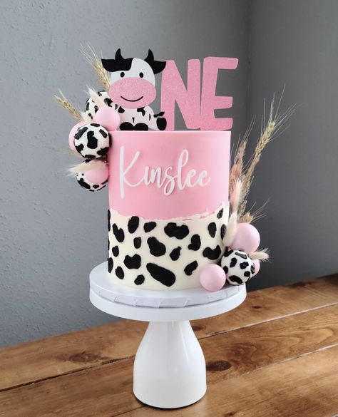 Cow Cake For 1st Birthday, Cow Print 1st Birthday Cake, Cow 2nd Birthday Cake, Cowprint Cake Ideas, Cow Theme Party Ideas, Cow Print Theme Party, Pink Farm Theme Cake, Cow Print First Birthday Cake, Cow Print And Pink Cake