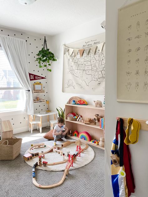 Montessori Bedroom Colorful, Neutral Montessori Playroom, Montessori Playroom Aesthetic, Colorful Montessori Nursery, Boho Toddler Room Bed Bath & Beyond, Montessori Toddler Bedroom, Play Bedroom, Homeschool Room Design, Rainbow Playroom