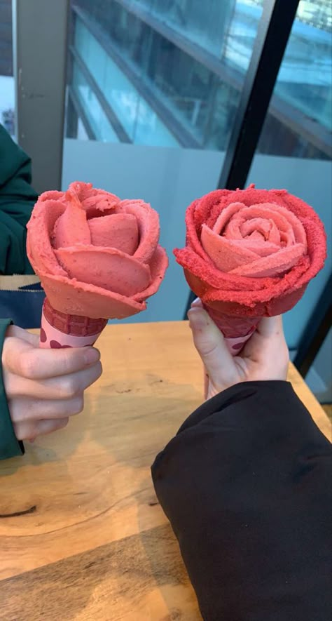 Flower Ice Cream, Ice Cream Aesthetic, Rose Ice Cream, Pastel Cupcakes, Yummy Ice Cream, Food Therapy, Yummy Comfort Food, Think Food, Cute Desserts