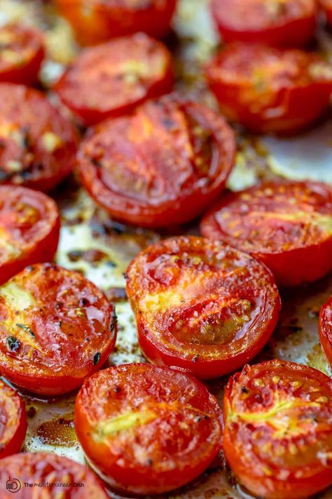 You don't need all day to make the BEST oven roasted tomatoes! This quick and easy recipe is all you need. I make a few batches ahead to store for later (fridge and freezer storage instructions included) Roasting Tomatoes In Oven, Roasted Tomatoes Oven, Roasted Tomato Recipes, Vegetarian Lentil Soup, Homemade Pita Chips, Tomatoes Roasted, Med Diet, Oven Roasted Tomatoes, Fresh Tomato Recipes