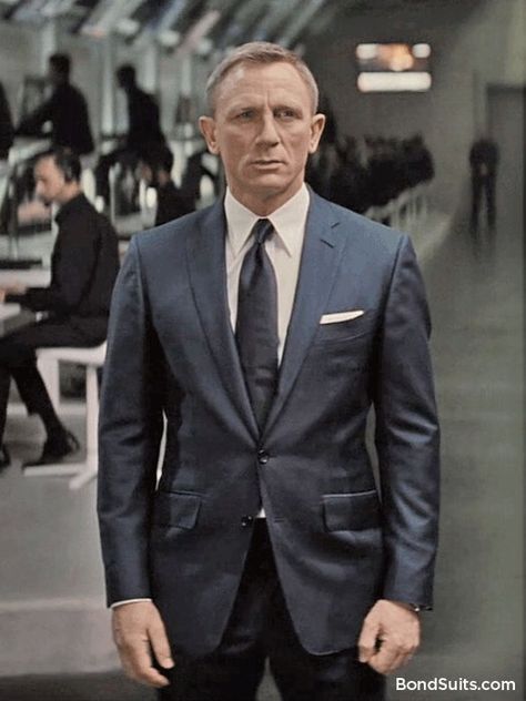 Suits of James Bond on Twitter: "See how the fit of Daniel Craig's suit in Spectre could be improved https://t.co/rWURtsP37j https://t.co/nwURcFnO0a" Husky Mens Fashion, Daniel Craig Suit, Daniel Craig Style, Daniel Graig, In Spectre, Pocket Square Styles, James Bond Style, Daniel Craig James Bond, Classy Suits