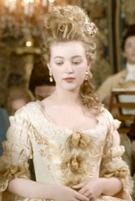 Pauline Pullman as the Dauphine Marie Antoinette in Jeanne du Barry (2023). Directed by and starring Maïwenn, co-starring Johnny Depp as King Louis XV. Jeanne Du Barry Movie, Regency Movies, Daphne Kluger, 1700 Dress, Antoinette Aesthetic, Jeanne Du Barry, Marie Antoinette Aesthetic, Marie Antoinette Movie, Lil Bro