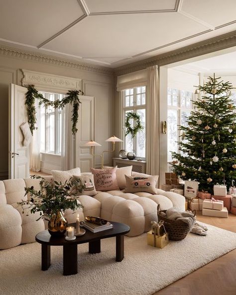 Modern Holiday Decor, Hm Home, Scandi Home, Unique Furniture Pieces, Cosy Christmas, Christmas Decorations Living Room, Christmas Living Rooms, H&m Home, Decoration Inspiration