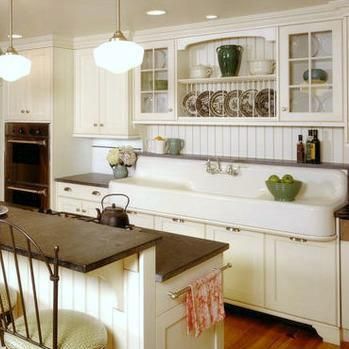 Farmhouse kitchen....that sink!! love Island, lighting, beadboard, cupboards too Hgtv Bedroom, Vintage Kitchen Sink, Cozy Cottage Kitchen, Cottage Style Kitchen, Kabinet Dapur, Comfortable Kitchen, Casa Country, Cottage Style Decor, Cottage Kitchens