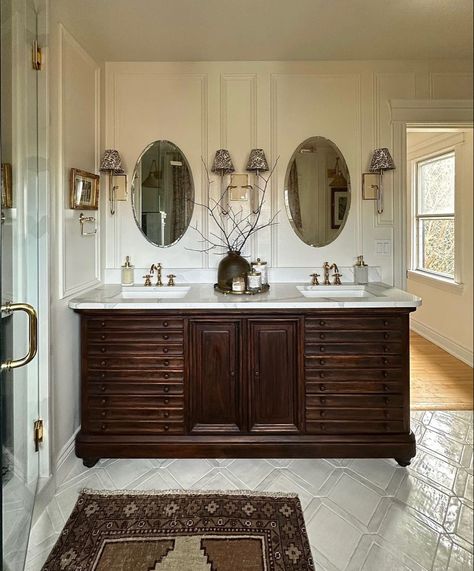 1920s House Interior Design Victorian, Traditional Style Bathroom Ideas, Vintage Brown Bathroom, Bathroom Interior Design Brown Cabinets, Modern Colonial Bathroom Master Bath, Chocolate Bedroom Ideas, Bedroom Ideas Beige, Spanish Colonial Bathroom, Brown Bedrooms