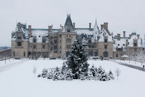 Biltmore House - with a rare Christmas season snow ... Asheville, NC. Beautiful! Biltmore House Christmas, Luxury Manor, Biltmore Christmas, Nc Waterfalls, American Castles, Biltmore House, Mountain City, Castle Aesthetic, Old Mansions