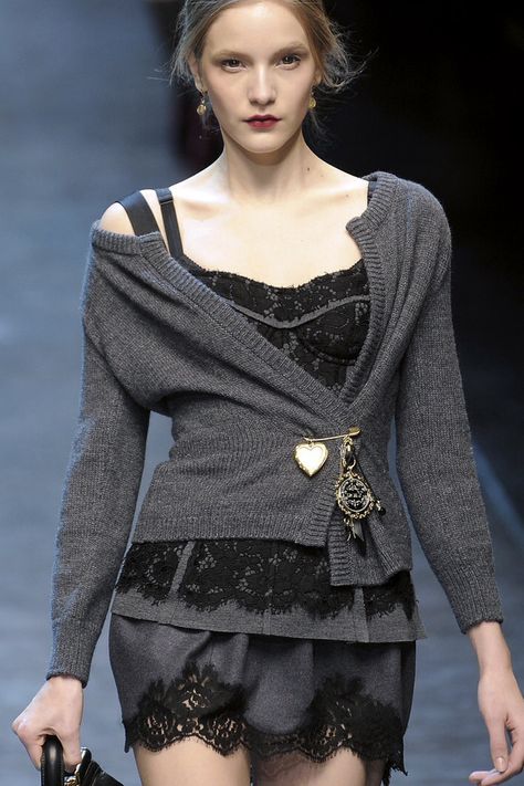 DOLCE & GABBANA RTW Autumn/Winter 2010 | Model: Dorothea Barth Jorgensen 90s Witch, Fashion Infographic, 90s Runway Fashion, Fall Layering, Model Outfit, Couture Runway, Outfit Inspo Fall, Milan Fashion, Delaware