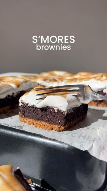 @thefeedfeed on Instagram: "S’mores Brownies by @kitchen_bythesea are the perfect treat to close out summer 🍫   A buttery graham cracker crust is topped with fudgy brownie and gooey marshmallow fluff.   Get the full recipe @thefeedfeed link in bio and keep tagging #feedfeed for a chance to be featured.   #brownies #chocolate #easyrecipe #dessert #chocolate" Brownie Smores, Japanese Street Food Recipes, Finger Food Recipes For Toddlers, Marshmallow Topping, Marshmallow Desserts, Thai Street Food Recipes, Southern Comfort Recipes, Biscuits Graham, Fudgy Brownie