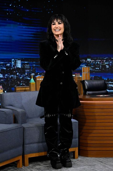 Jimmy Fallon Show, 70s Outfit, Demi Lovato Style, 70s Outfits, The Tonight Show, Black Jumper, Best Pictures, Tonight Show, Celebrity Street Style